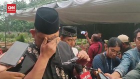 VIDEO: Pemakaman 4 Anak Korban Pembunuhan Ayah, Polisi Menangis