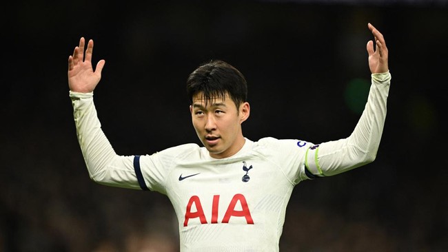 Pemain Tottenham Hotspur Son Heung-min menempel bintang Liverpool, Mohamed Salah dalam perburuan top skor Liga Inggris.