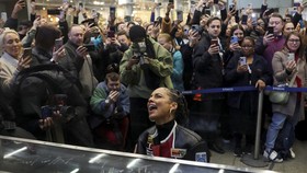 FOTO: Alicia Keys Bikin Geger Warga di Stasiun Kereta London