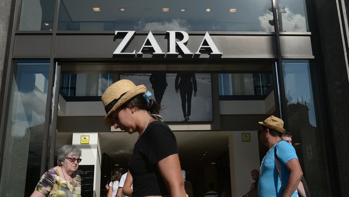 People walk past a Zara store in Barcelona, Spain, Wednesday, Aug. 27, 2014. Spanish fashion retailer Inditex says it has withdrawn a children's shirt which triggered an outcry from people who said it was reminiscent of the clothes Jews were made to wear at Nazi concentration camps. (AP Photo/Manu Fernandez)