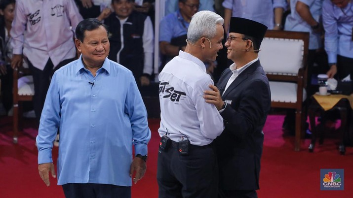 Calon Presiden (Capres) Anies Baswedan, Prabowo Subianto, dan Ganjar Pranowo saat debat Capres 2024 di Kantor KPU RI, Jakarta, Selasa (12/12/2023). (CNBC Indonesia/Faisal Rahman)