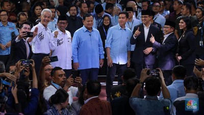 Calon Presiden (Capres) Anies Baswedan, Prabowo Subianto, dan Ganjar Pranowo saat debat Capres 2024 di Kantor KPU RI, Jakarta, Selasa (12/12/2023). (CNBC Indonesia/Faisal Rahman)