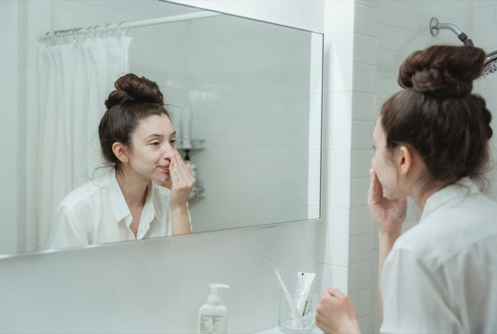 Cara Pakai Exfoliating Serum yang Tepat, Kulit Bebas Iritasi!