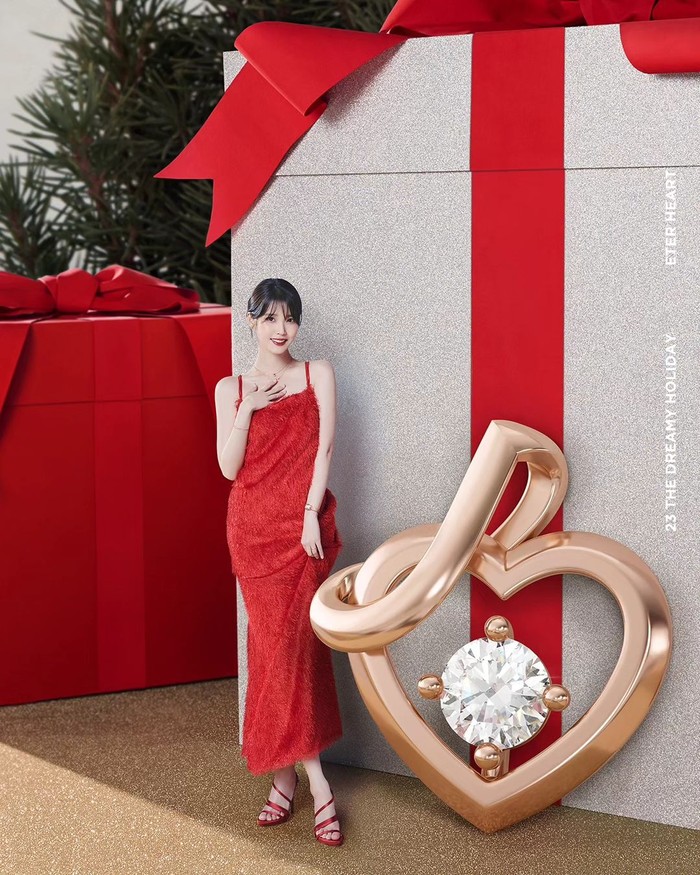 In the 'Dreamy Holiday' themed photo shoot, IU invited fans to go on a Christmas holiday using the CLOVIA and ETER HEART jewelry collections that J.ESTINA had just launched./ Photo: instagram.com/voguekorea