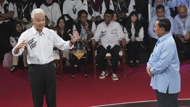 Capres nomor urut 3 Ganjar Pranowo siap berdebat menghadapi Prabowo Subianto soal pertahanan dan keamanan dalam debat pada 7 Januari 2024.