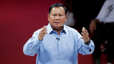 Calon presiden nomor urut 02 Prabowo Subianto menyampaikan visi dan misi dalam debat pertama calon presiden 2024-2029, Selasa (12/12).
