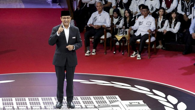 Anies Baswedan membawa ayah korban pendukung Prabowo yang tak puas dengan hasil pilpres 2019 ke debat capres pertama di KPU, Selasa (12/12) malam.