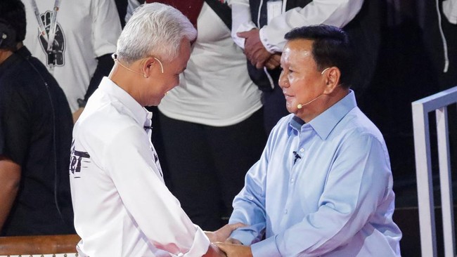 Capres Prabowo Subianto dan Ganjar Pranowo saling perang soal kelangkaan pupuk saat debat perdana capres pada Selasa (12/12). Lalu siapa yang benar?