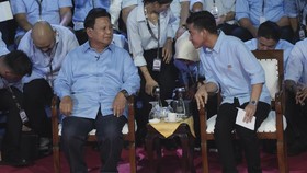 Momen Gibran Semangati Prabowo usai Jawab Pertanyaan soal Putusan MK