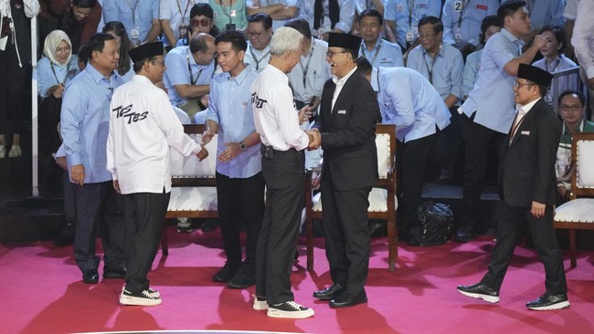 Survei LSI Denny JA mengungkapkan keunggulan capres-cawapres Pilpres 2024 di WhatsApp, TikTok, Facebook, Instagram hingga Twitter.