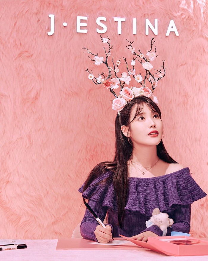 At the 'Merry Pinkmast in Wonderland' Pop-Up Store event, IU showed off her eternal, goddess-like beauty to selected fans who attended the fansign at Lotte Department Store Jamsil Avenue./ Photo: instagram.com/j.estina_official