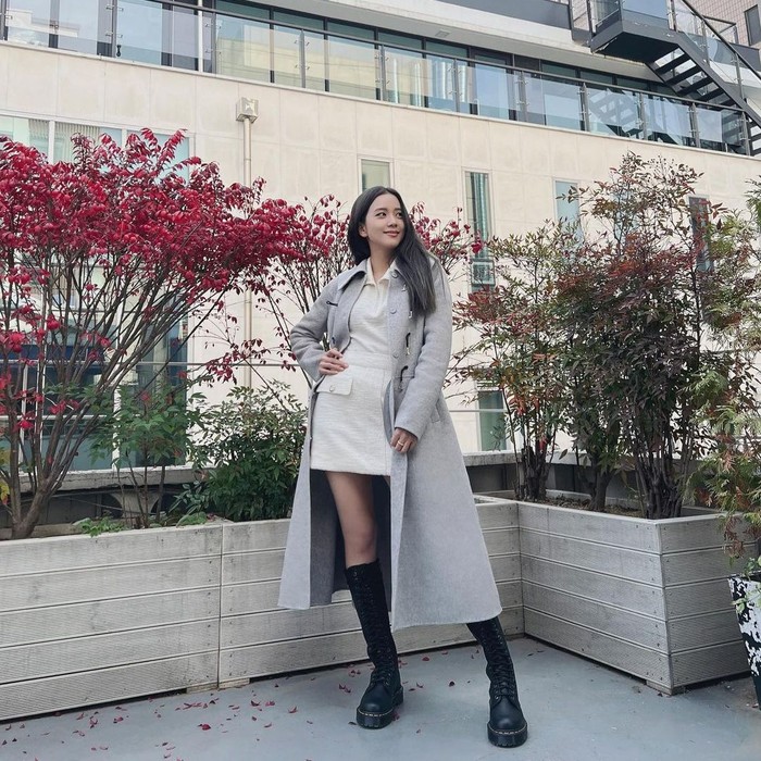 Dress putih ditumpuk coat disempurnakan sepatu boots hitam akan memberikan kenyamanan saat kamu gunakan pada saat cuaca dingin. Terlihat cantik dan memberi kesan yang manis kan, Beauties?/ Foto: instagram.com/sooyaaa__