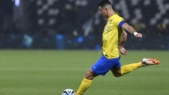 Cristiano Ronaldo mempertajam status sebagai pencetak gol terbanyak dengan koleksi 870 gol saat Al Nassr kalahkan Al Ettifaq 3-1, Jumat (22/12).
