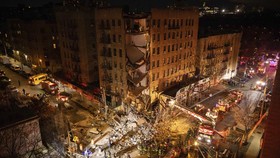 FOTO: Gedung Apartemen 7 Lantai Tiba-Tiba Ambruk di Bronx New York