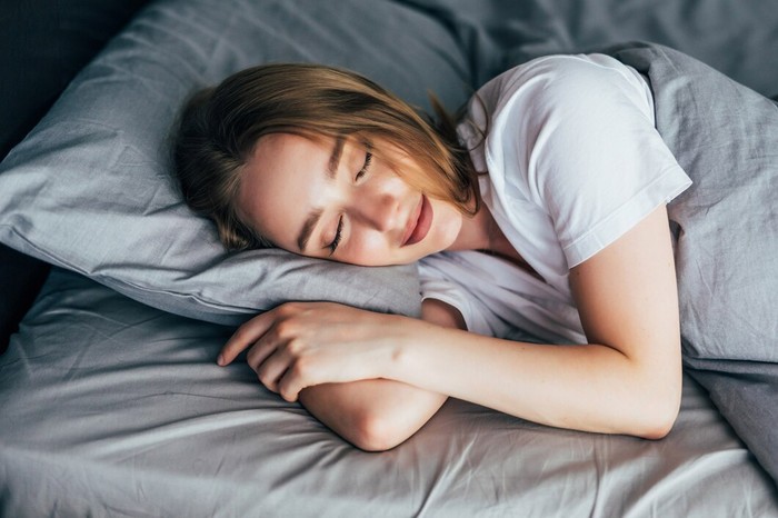 Ilustrasi perempuan yang sedang tidur/Foto: Freepik.com/diana.grytsku Ilustrasi perempuan yang sedang tidur/Foto: Freepik.com/diana.grytsku