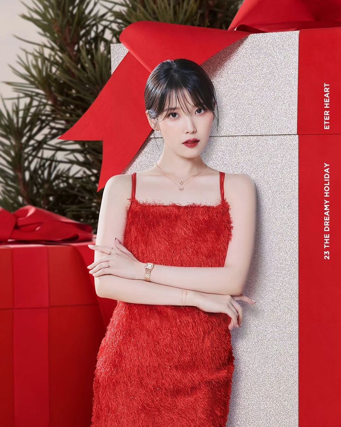 IU recently succeeded in enchanting the public with her radiant visuals in a red dress and wearing luxurious jewelry through a photo shoot for the latest collection for the J.ESTINA brand./ Photo: instagram.com/j.estina_official