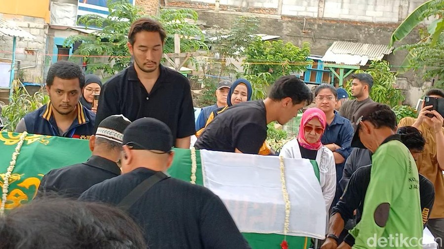 Jeje Govinda dipemakaman ibunda.