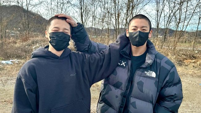 Jungkook dan Jimin BTS menyapa fan atau ARMY setelah mereka menyelesaikan pelatihan dasar dan sebelum pindah ke pangkalan militer.