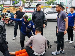 Pemotor Ditabrak Mobil di Depan Kapolda Riau saat Sedang Olahraga