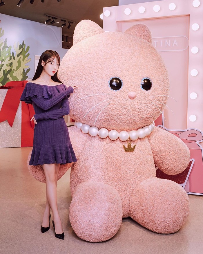The dreamy impression of the J.ESTINA jewelry concept is increasingly felt by the adorable giant pink cat mascot whose existence is also immortalized along with IU who looks cute in an off-shoulder purple dress./ Photo: allkpop.com