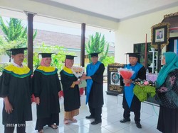 Seperti Mahasiswa, 30 Lansia Banyuwangi Lulusan Selantang Diwisuda Pakai Toga