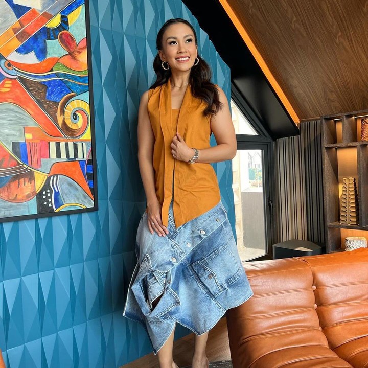 <p>Bunda mungkin sudah tak asing dengan sosok Melanie Putria, bukan? Ia merupakan wakil dari Sumatera Barat yang terpilih menjadi Puteri Indonesia 2002 saat berusia 20 tahun. (Foto: Instagram @melanieputria)<br /><br /><br /></p>