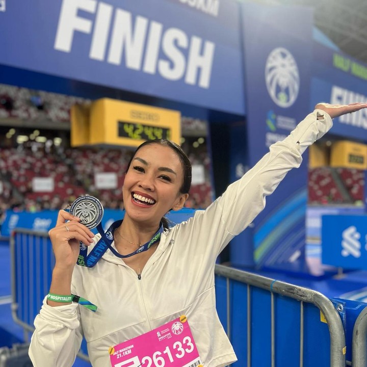 <p>Tak jauh berbeda dengan suami, Melanie juga kerap membagikan aktivitas keseharian. Salah satunya termasuk melakukan hobi lari nih, Bunda. (Foto: Instagram @melanieputria)</p>