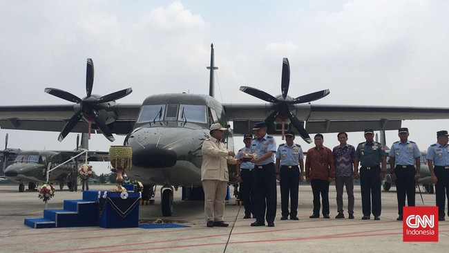 Pesawat NC-212i yang diserahkan Menteri Pertahanan Prabowo Subianto bisa berfungsi  sebagai pengangkut pasukan, evakuasi, hingga modifikasi cuaca.