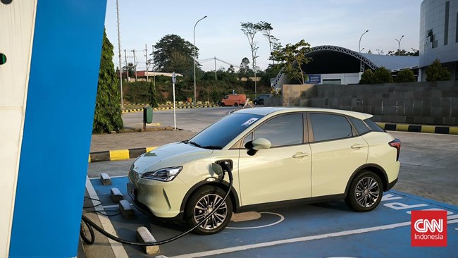 Menurut penjelasan BPJT ada petugas derek yang bisa mengangkut mobil listrik mogok hingga SPKLU terdekat.