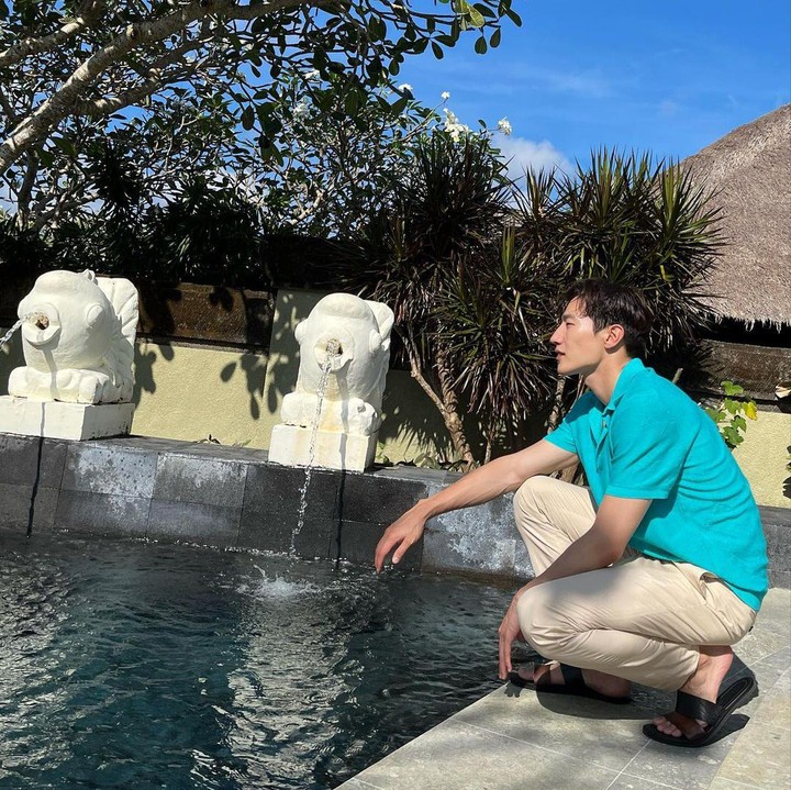 <p>Noh Sang Hyun membagikan momen saat menikmati pemandangan di resor. Pemeran drama Pachinko ini terlihat duduk di pinggir kolam. (Foto: Instagram @steveshnoh)</p>