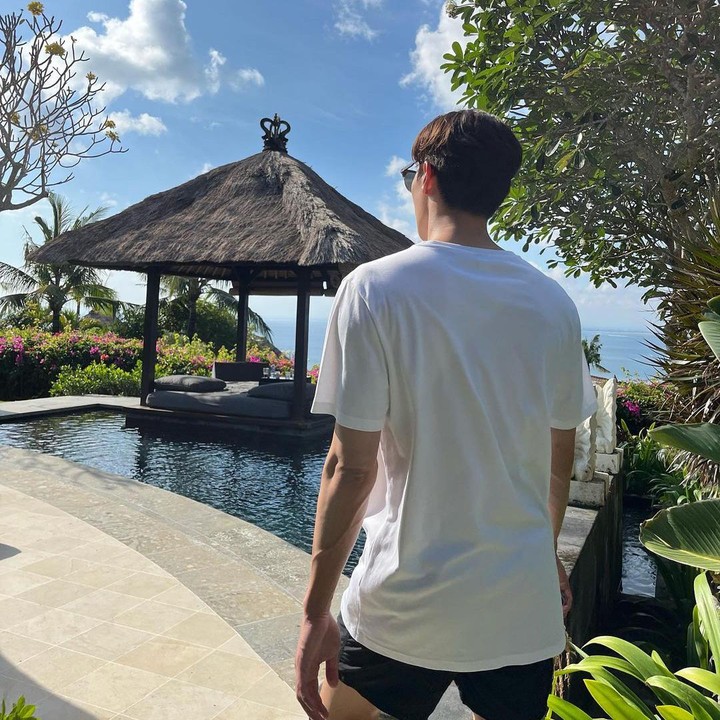 <p>Beberapa waktu lalu, Noh Sang Hyun membagikan potretnya ketika berada di Bali. Pria 33 tahun ini mengunggah foto saat berada di resort dengan pemandangan langit Bali yang cerah. (Foto: Instagram @steveshnoh)</p>
