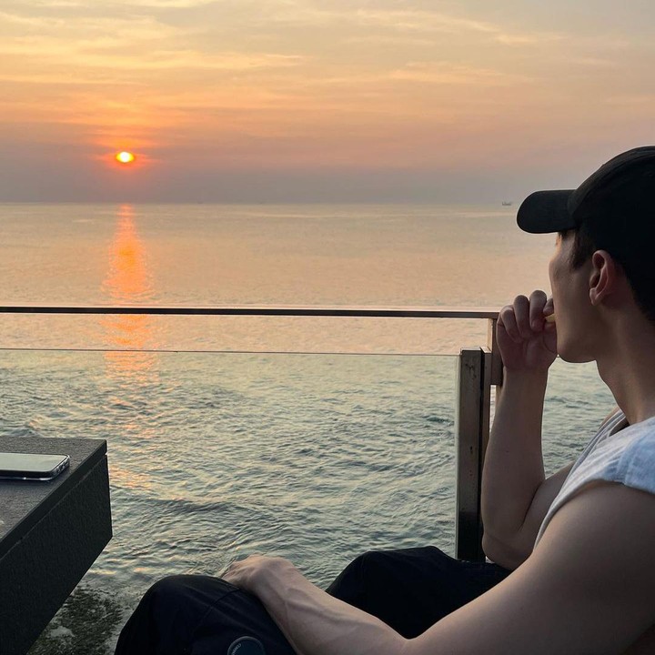 <p>Selama di Bali, Noh Sang Hyun juga tak ketinggalan menikmati pemandangan pantai. Dalam satu unggahan, pria dengan nama lain Steve Sanghyun Noh ini mengungkapkan kerinduannya dengan Bali. "Missing Bali already," tulisnya. (Foto: Instagram @steveshnoh)</p>