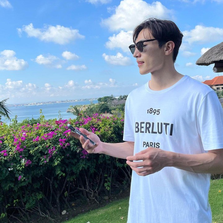 <p>Aktor Korea Selatan Noh Sang Hyun akan kembali ke layar kaca dengan membintangi drama romantis berjudul Soundtrack #2. Sebelum dramanya tayang, Noh Sang Hyun tampak menghabiskan waktu me time di Bali. (Foto: Instagram @steveshnoh)</p>