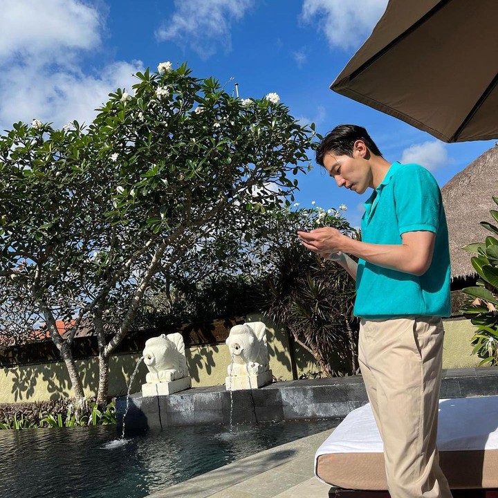 <p>Dalam potret ini, Noh Sang Hyun terlihat mengenakan kaos biru dengan celana dan sandal. Penampilannya tampak santai tapi tetap stylish. (Foto: Instagram @steveshnoh)</p>