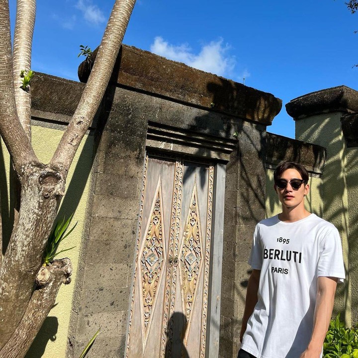 <p>Di foto lainnya, Noh Sang Hyun mengenakan baju putih dengan kacamata hitam. Ia berpose dengan latar pintu masuk atau angkul-angkul khas Bali. (Foto: Instagram @steveshnoh)</p>