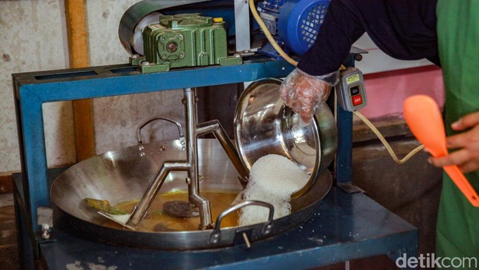 Industri rumah tangga dan UMKM semakin kuat dengan teknologi tepat guna. Pelajari manfaat, tantangan, dan strategi implementasi untuk pertumbuhan ekonomi lokal.