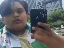 Detik-detik Pria Rusak Spion Taksi di Jalan Gatsu Jaksel gegara Serempetan