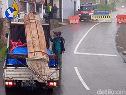 Warga Tengger Ibadah Pati Geni, Akses Jalan ke Kawasan TNBTS Ditutup