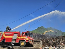 Bau Menyengat, 200 Liter Eco Enzyme Disemprotkan ke Gunungan Sampah TPA Sente