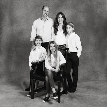 Jari Tengah Pangeran Louis di Foto Natal Keluarga Jadi Sorotan