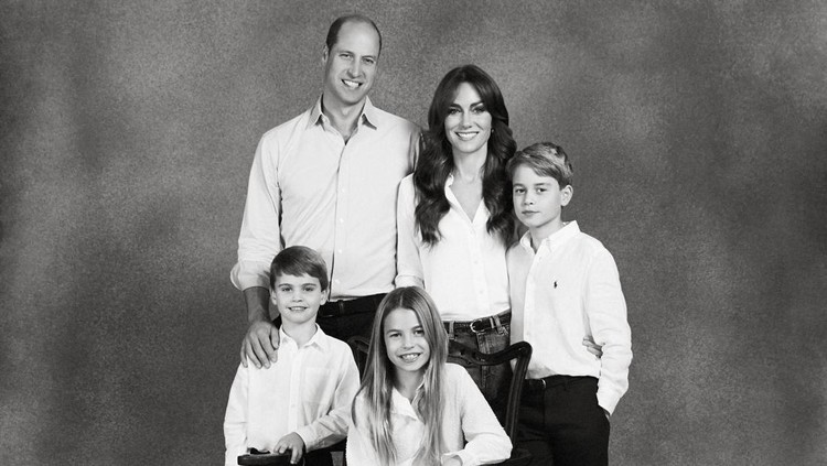 This undated handout photo provided by Kensington Palace show Britain's Prince William and Kate, Princess of Wales with their three children Prince George, Princess Charlotte and Prince Louis, in a photograph that features on the family's 2023 Christmas card. (Josh Shinner/Kensington Palace via AP)