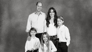 img-title Jari Tengah Pangeran Louis di Foto Natal Keluarga Jadi Sorotan