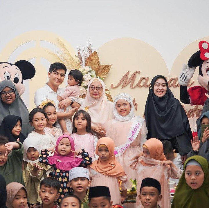 <p>"Saat Umma safari dakwah kemarin, Maryam minta makan-makan sama teman-teman <em>@maffazlilathfal</em> dan <em>@paudqu_tpa_maffaz</em>. Terima kasih sudah pada hadir anak-anak Umma sayang semuanya," kata Oki seraya mengunggah potret ulang tahun Maryam pada laman Instagram-nya. (Foto: Instagram: @okisetianadewi)</p>