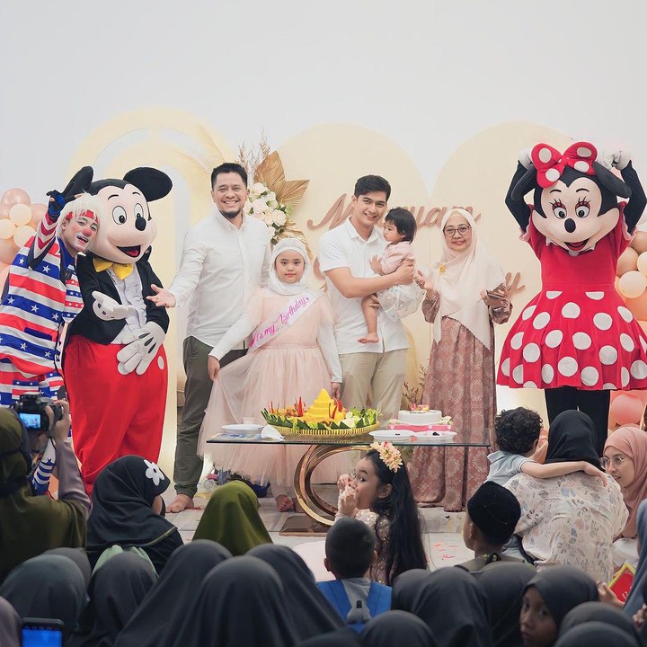 <p>Tak hanya itu, Maryam juga mengundang teman-teman hafidz Quran untuk makan-makan bersama. Oki pun mengucapkan terima kasih kepada mereka yang sudah menyempatkan hadir. (Foto: Instagram: @okisetianadewi)</p>