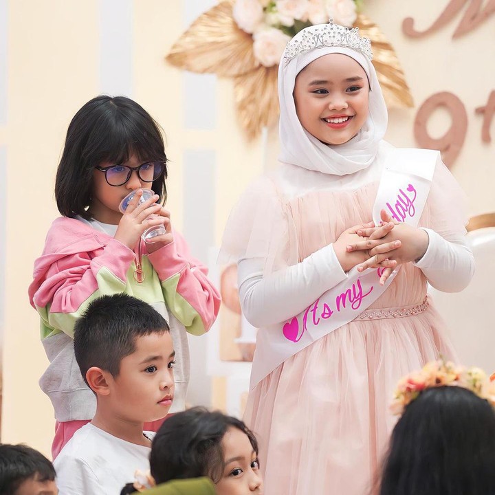 <p>Oki Setiana Dewi menikah dengan Ory Vitrio pada tahun 2014, Bunda. Dari pernikahan ini, keduanya dikaruniai empat orang anak. (Foto: Instagram: @okisetianadewi)</p>