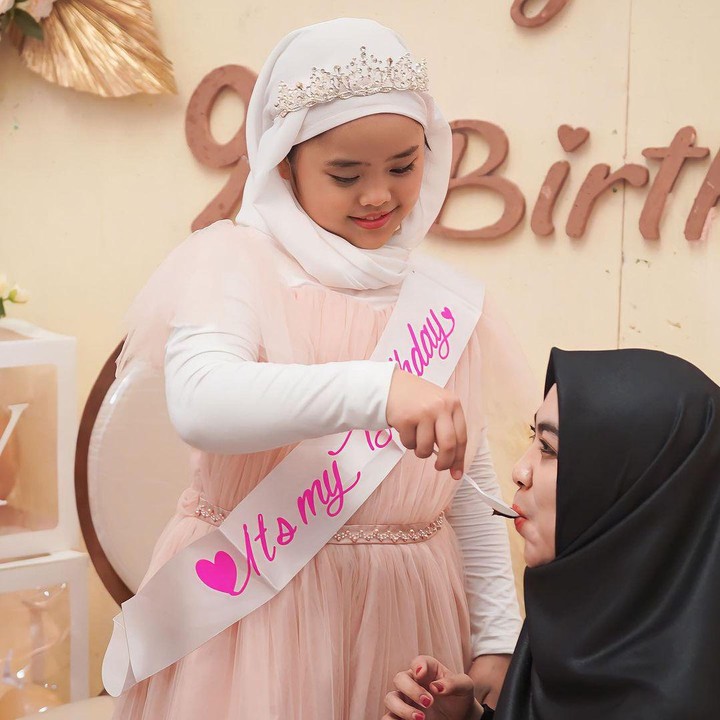 <p>Banyak netizen yang mendoakan Maryam di hari bahagianya ini, Bunda. Tak sedikit yang berharap Maryam tetap tumbuh menjadi anak yang salihah. *Foto: Instagram: @okisetianadewi)</p>
