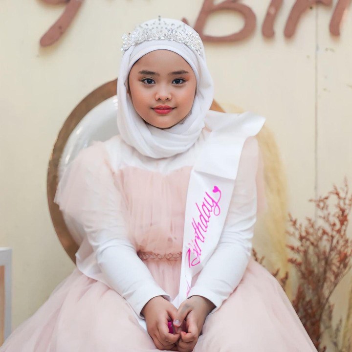 <p>Putri pertamanya yang bernama Maryam Nusaibah Abdullah bernama lahir pada 5 Desember 2014. Di tahun ini, Maryam pun genap berusia 9 tahun. (Foto: Instagram: @okisetianadewi)</p>