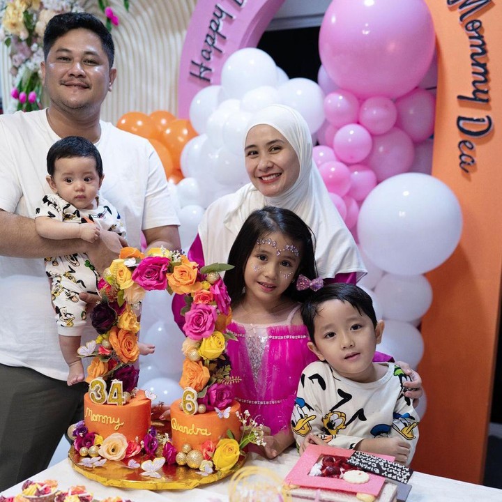 <p>"<em>Barakallah fii umrik</em> Mommy dan Kak Qiandra. Sehat dan bahagia selalu," kata seorang netizen dengan emotikon hati. "<em>MasyaAllah</em>, sehat-sehat Kak Dea dan Kakak Qiandra," doa netizen lainnya. (Foto: Instagram: @ryana_dea)</p>