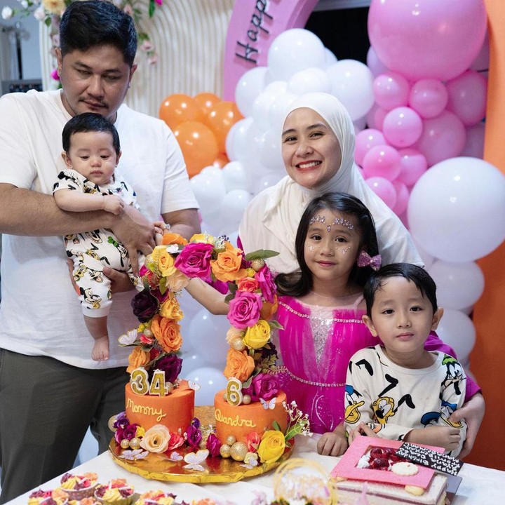 <p>Tak sendirian, Bunda tiga anak ini pun menggabungkan perayaan ulang tahunnya dengan perayaan ulang tahun anak pertamanya, Qiandra Rynayra Redi. Qiandra sendiri diketahui lahir pada 26 November 2017. (Foto: Instagram: @ryana_dea)</p>