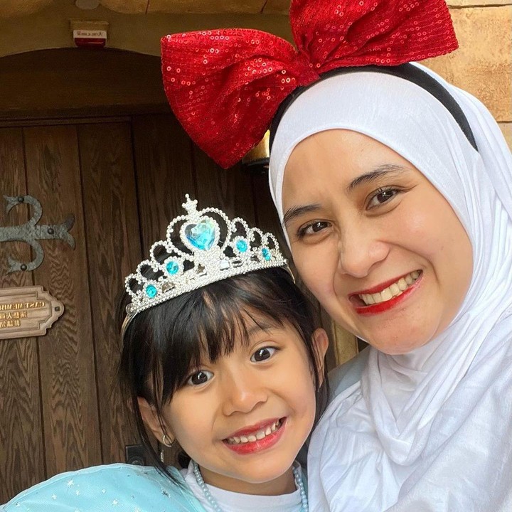 <p>Pesinetron Ryana Dea baru saja berulang tahun yang ke-34, Bunda. Dirinya pun mengadakan perayaan kecil-kecilan bersama keluarga. (Foto: Instagram: @ryana_dea)</p>